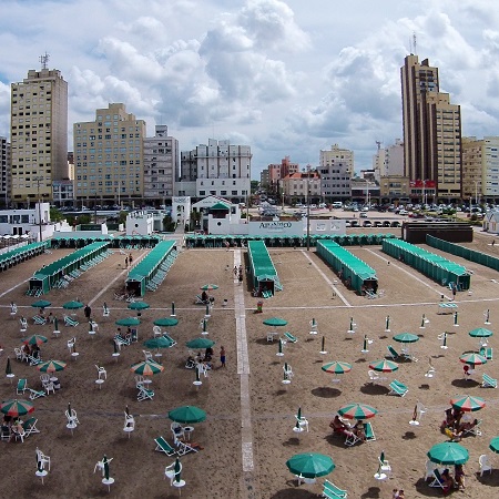 Foto de la playa que muestra las sombrillas y carpas del balneario atl&aacute;ntico.
